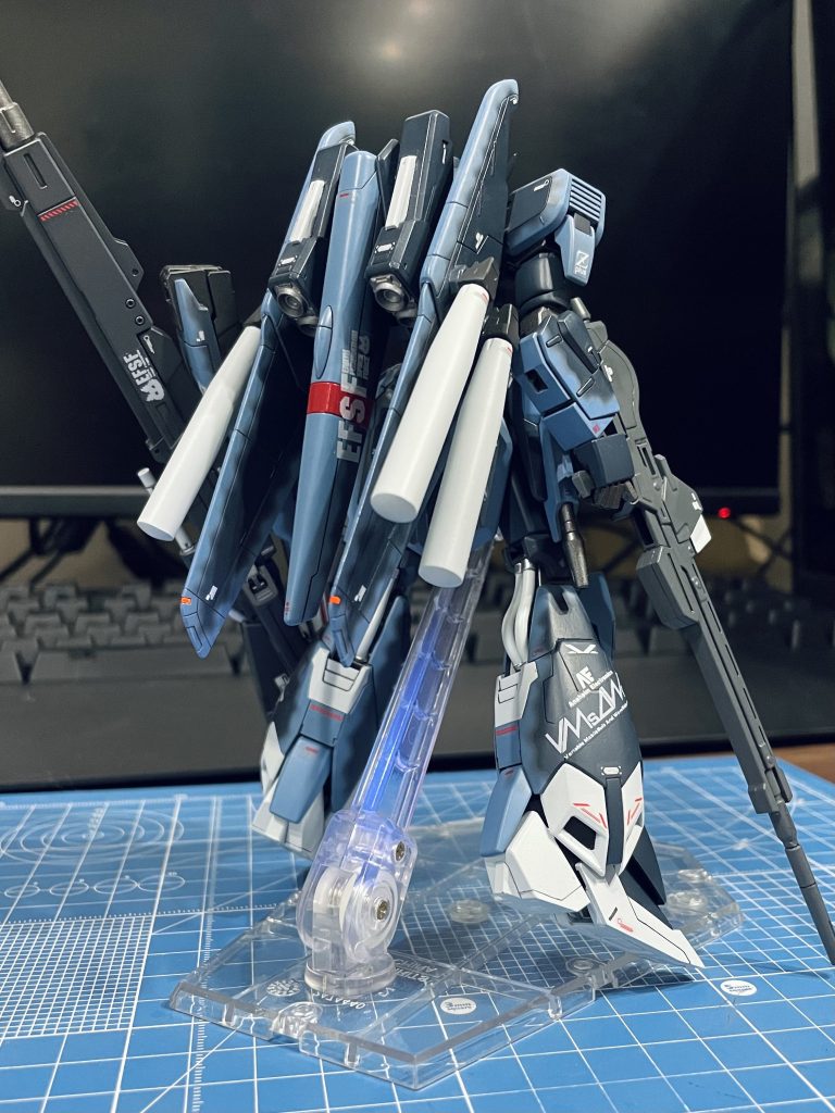 肩やふくらはぎのところに貼ってあるシールは一部自作です。