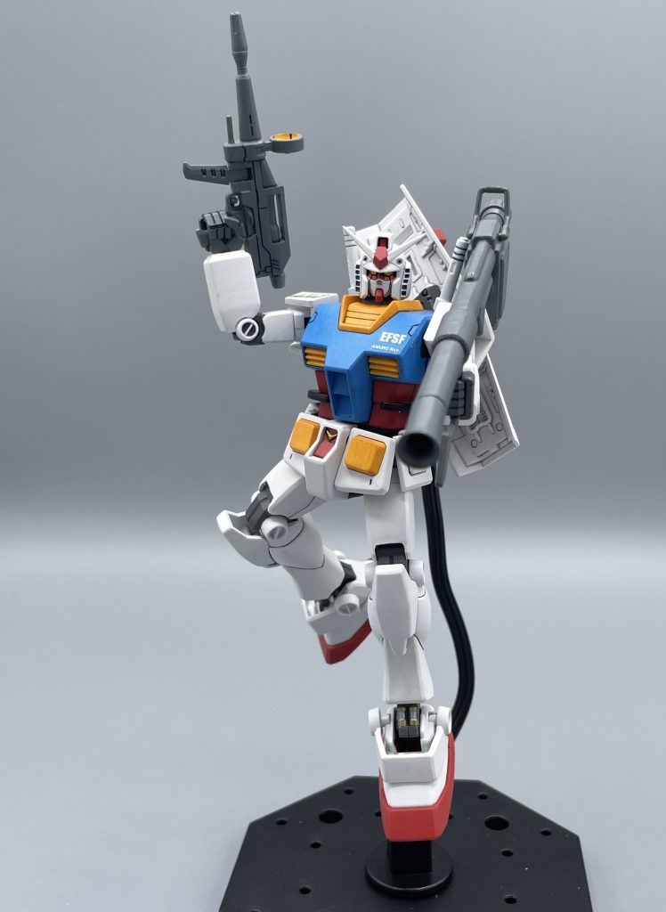 シールドを背中にマウント。両手に武器の白い悪魔。その姿が見えた時には落とされているので、戦場では出会わないことを祈りましょう。