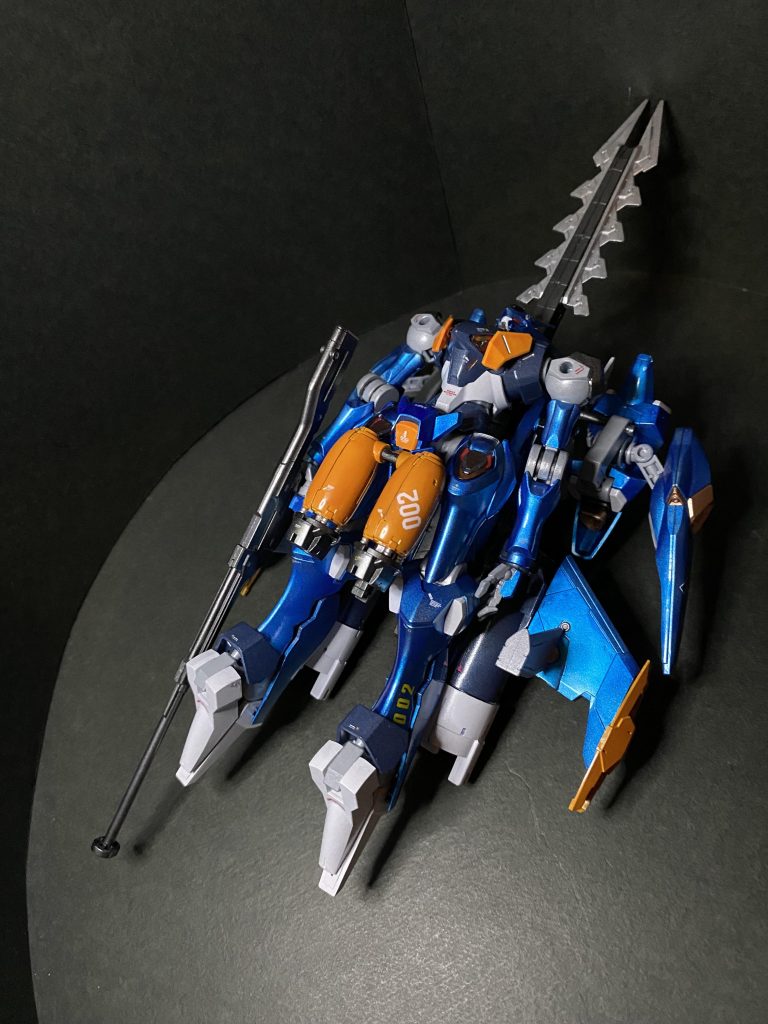 下はこんな感じでファラクトを横に向けただけですが、簡易変形機構は意外とまとまった見た目になりました。微改造ポイントはフロントアーマーのオレンジのパーツを上下分割して、現れた3ミリ穴にタンクを接続できるT字状パーツを作ったくらいです。