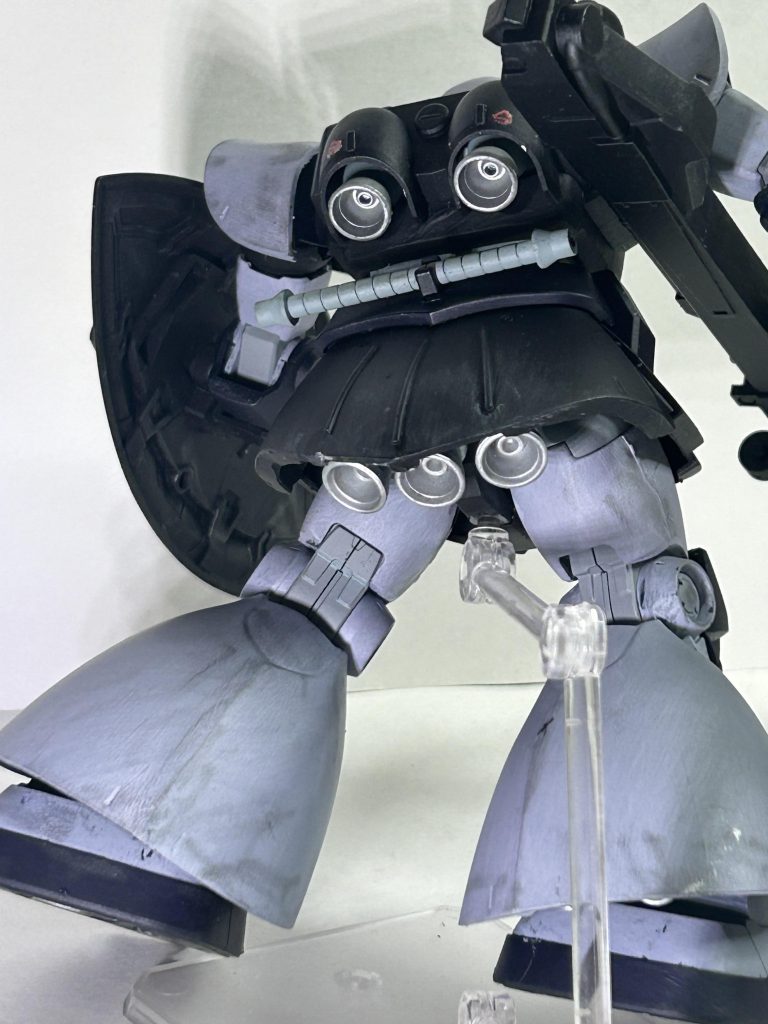 ドム、いいよね……と言う事でリック・ドムをオリジナルカラー&装備で作成しました。本当はMGの方のリック・ドム良かったのですけど、行きつけの店に無くってね……ちょっと前まであったんだけどなぁ。で、あったのはHGのドムかドム・トローペン……30分位悩んでドムを選択し今に至るわけです。あと、ドムは面が広いと言う事で筆塗りでの練習に最適かと思ったがゆえのチョイスでもあります。