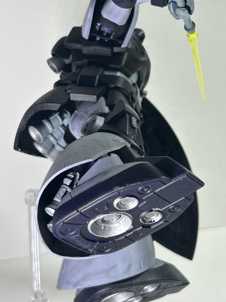 脚部は、かなりの手抜きポイント。このキットでは太もも上部に合わせ目が出ますが、どうせ大きなスカートで見えなくなる為、完全放置で良いかと。膝アーマーには適当なジャンクパーツでディテールアップ。このキットで個人的に一番面倒なところである膝関節をホバーユニットで挟み込み尚且つ背部に合わせ目が出る点……それに関してはホバーユニットの内側の目立たない場所での分割で対処しました。スカートのバーニア同様、脚部フレア内のバーニアも奥まった位置にあるので30msのリングパーツを使って取り付け方法を変更しました。……見えないけど!ここも組み上げたらどうせ見えないからの精神で。……よう見りゃ脇の下、塗装剥げてんなぁ……。あと、右手はビームナギナタを持たせるとちゃんと挟めないし……。