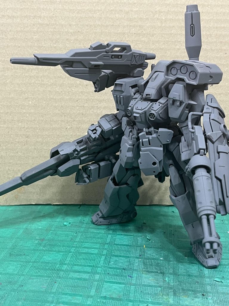 ▲サフを吹いた後。ここらで塗装のイメージも固まりました。