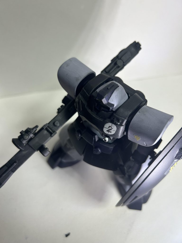 塗装はサフ吹いてからの前述通り筆塗りメイン。塗料はアクリルガッシュを使用しました。紺色部分はそのままストレートに紺色。もう少し明るい青を使っても良かったかも。黒は黒色に少しの紺色を混ぜて少しだけ青っぽく……なってるだろうか?灰色は白をベースに黒と、紫を少々……二度と作れないな、この色……。バーニア部分はガイアカラーのシルバーで塗装。腹部と関節部だけはあまり塗膜を厚くしたくなかったので、ミディアムグレーでスプレー。あとはいつもの如くウェザリングマスターでの汚しと艶消しトップコート。今回もデカールはあまりしませんでした。良い感じのが手元に無かったのよ、良い感じのが……。そろそろラインデカールを仕入れないと……。あといい感じなワンコロのデカール無いかしら……出来れば和犬で……。