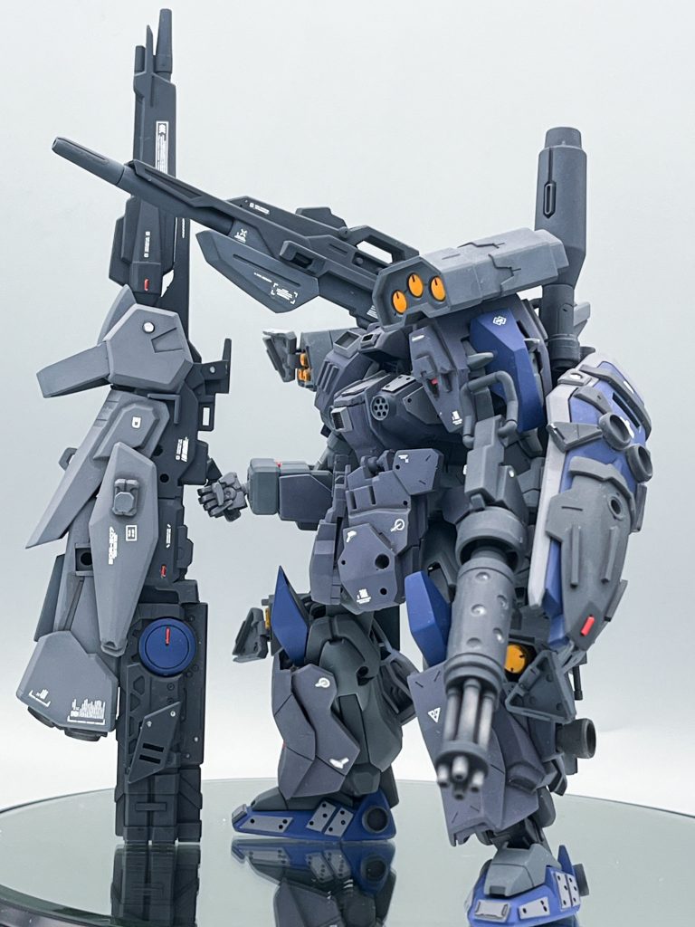 ▲武装について。右手で支えているのはランチャーストライカーのアグニのデッドコピー品。エネルギー効率が劣悪で多用できないため、PS装甲非搭載の敵相手にはガトリングやミサイル、バズーカと言った実弾兵器を積んで対応させている。という哀しき設定。