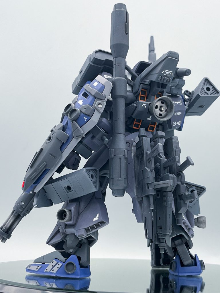 ▲背面から。リアスカートは予備のライフルをマウントするウェポンラックになっています。背面はいつもプロペラントタンクやバインダー等でボリュームを出すのですが今回はこんな形でハッタリを効かせてみました。