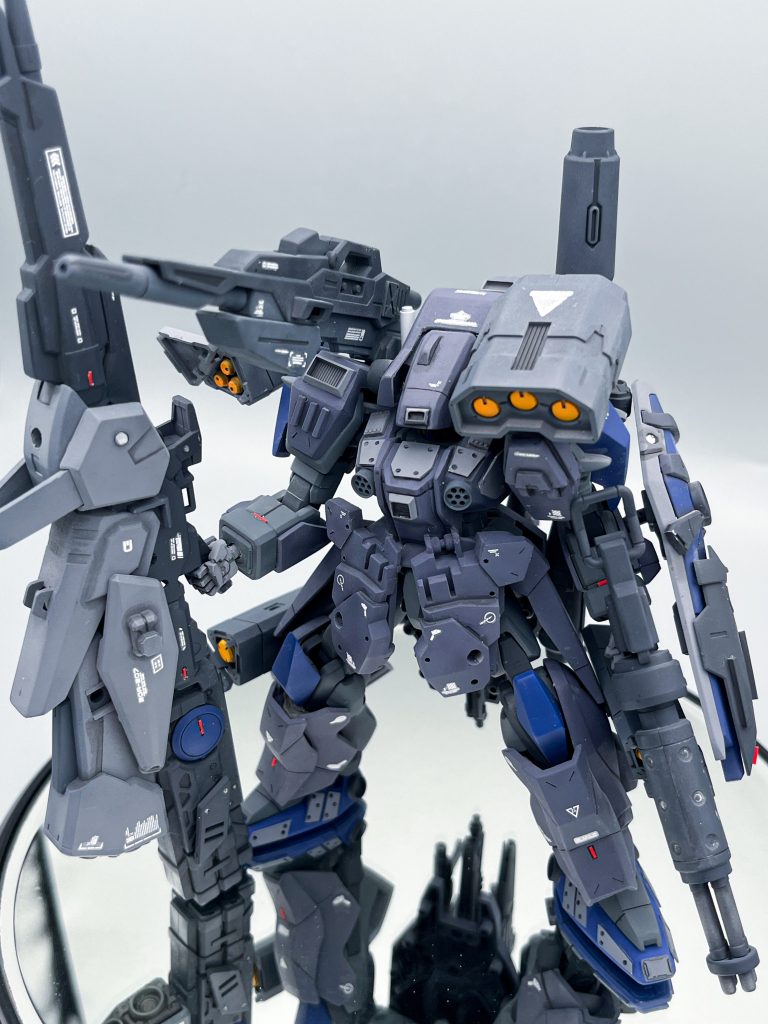 ▲メイン武装の大型ランチャーに、ガトリングガン、各種ミサイルに加えて肩レールガンを大型化する等し、火力を向上。引き換えに機動性は皆無でサブフライトシステムでも飛行は厳しい。そしてポージングも厳しい。