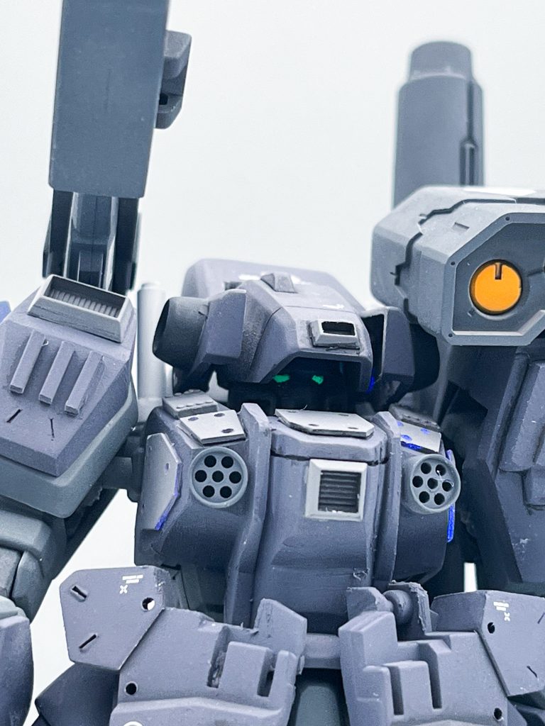 ▲頭部。ヘッドカバーでガンダム頭を隠す、一度やってみたかったイメチェン方法です。一応、下にはガンダムフェイスがチラリと覗きます。装甲は取り外し出来ないためアーマーパージ、フェイスオープンは想像で補って頂ければ幸いです。
