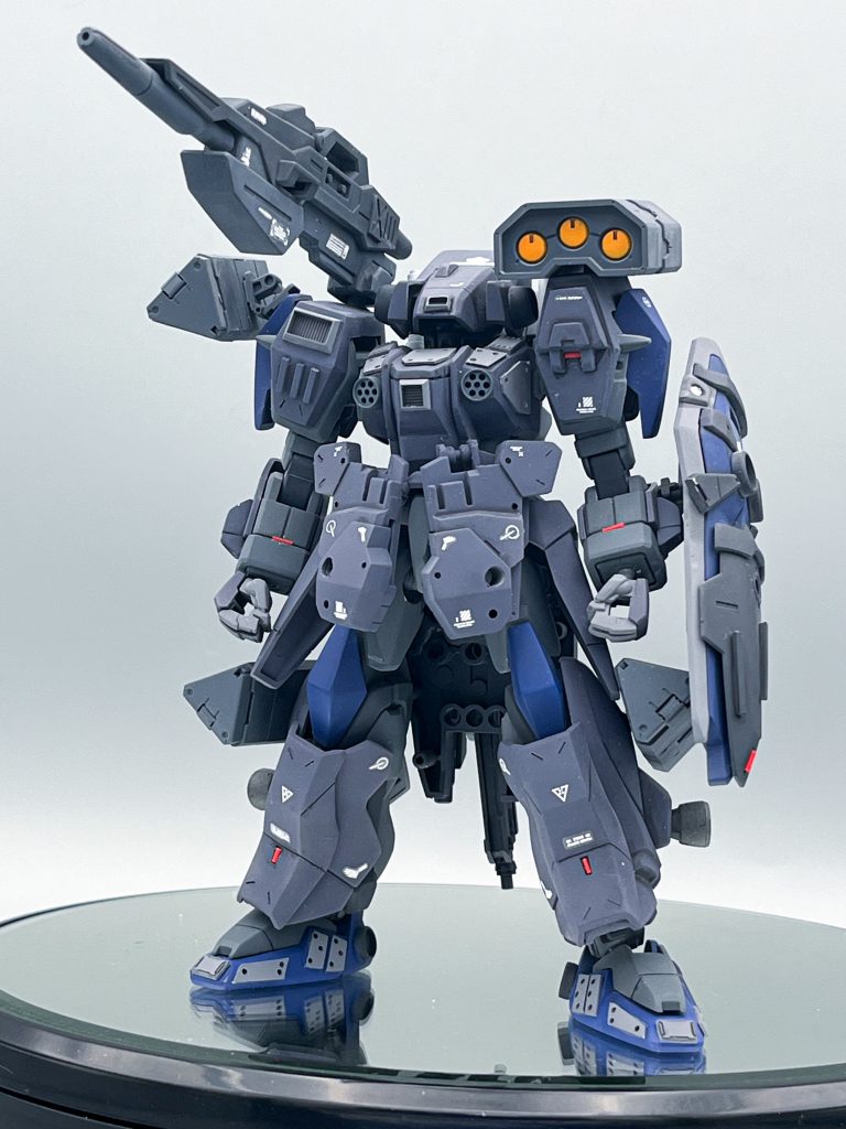 ▲全体の工作について。頭部ヘッドカバーをはじめ、全身にプラ板やジャンクを使って装甲強化。アサルトシュラウドの特徴的な両肩装甲やシールドと言った特徴は活かしつつ、さらに重厚感をプラスしました。