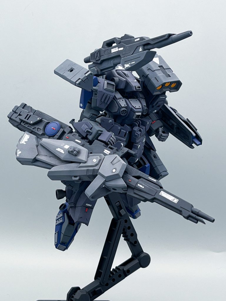 ▲可動性は難ありですがどうにかこうにかアクションポーズを。ライフルを構える際は下手持ちのみ。あちこち干渉するのでほぼ固定砲台です。