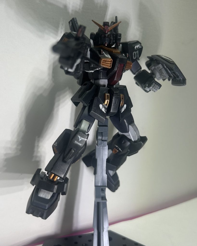 ビームライフルを構えるマークトゥー!一応制作時のコンセプトとしては「力の象徴としてのガンダム」と言う何の捻りもない物です。故に自分の中のカッコイイ!とかイアツカン!とか言う感覚的に思想がダイレクトに出せるのでは?と言う目論見からです。一応の制作期間は5日くらい、ですかね。