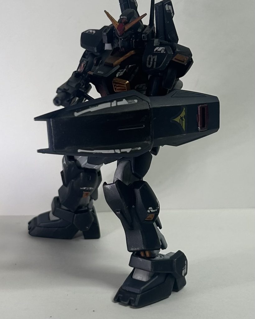 武装。ビームライフル、シールドはそのままキットの物を。バルカンポッドはキットのままでは装着時胴体フレームとの間が窮屈に見えた為、それより一回り幅が狭いreviveの物を使用です。で、書いててまた気付いたよ……ハイパーバズーカ作り忘れてたよ……。後の祭りで、もう同じ色調なんてね……。