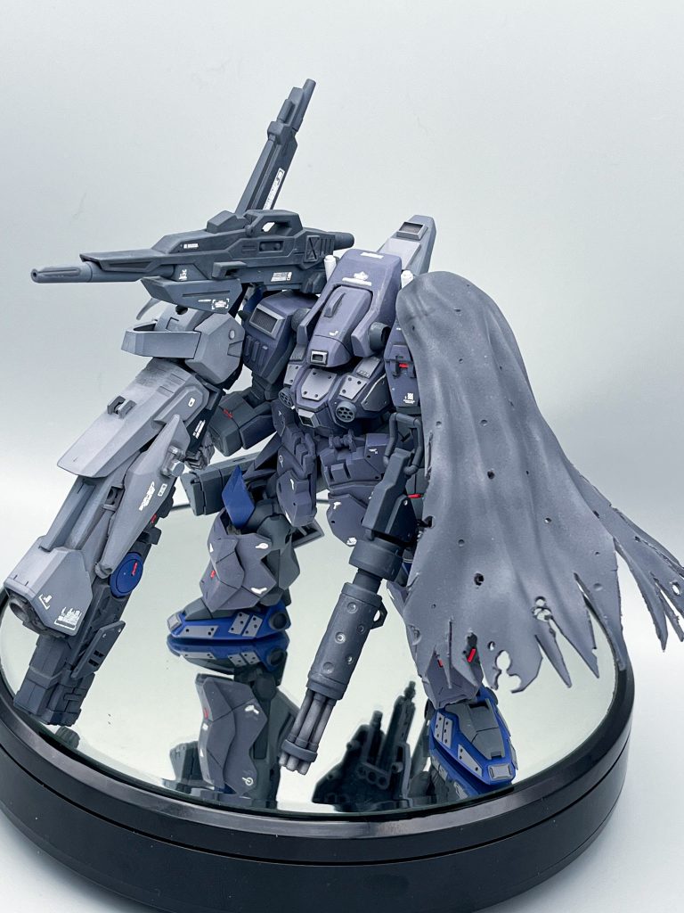 ▲名前のイメージからマントも用意。ボロボロマントに銃火器を満載した機体という浪漫の塊。