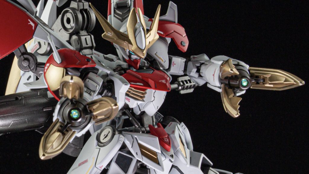 白、赤、金のマルコシアスのようなカラーリングで塗装してみました。