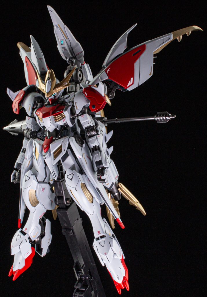 デカールも白、赤、金の3種類を使用。