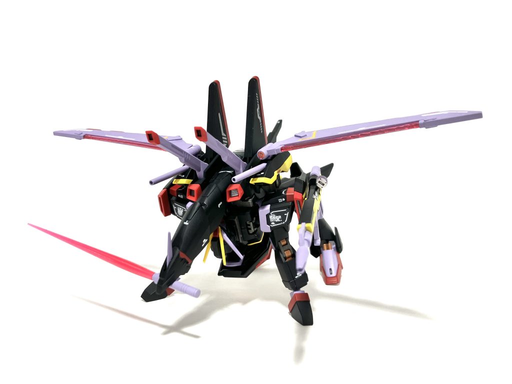 上記で説明した背部の射撃武装はもちろん、MR-Q17X グリフォン2ビームブレイドでの斬撃や、MA口頭にはMA-M941 ヴァジュラビームサーベルを咥える事も出来る。高速で突貫して相手を切り捨てるガイアならではの戦法はインパルスでも変わらない！