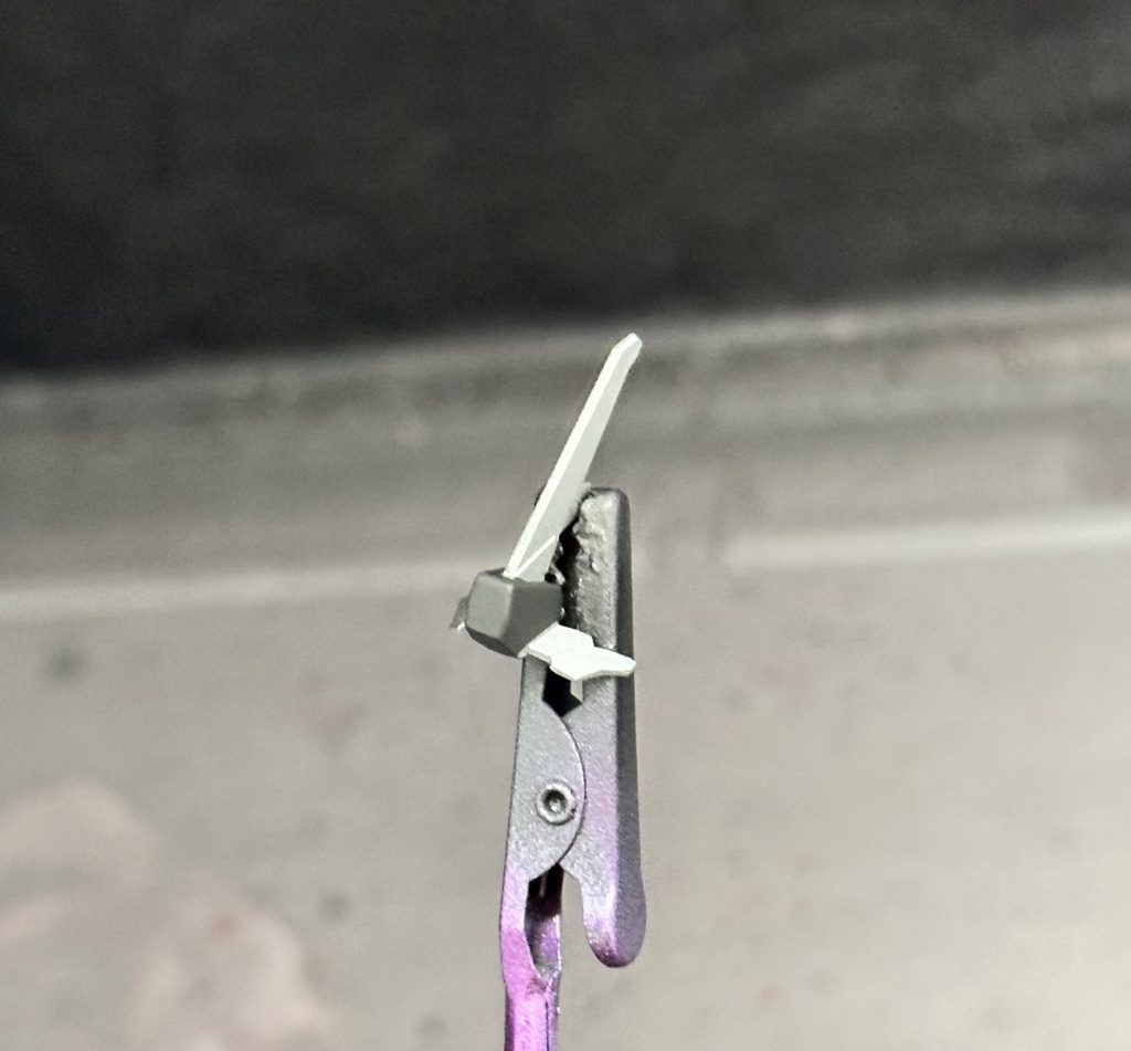 地味に大変なのがコレと肩のバルカンの塗り分け。角はマスキング。肩はちょっと失敗してしまった…近くで見なけりゃ大丈夫だろ精神。