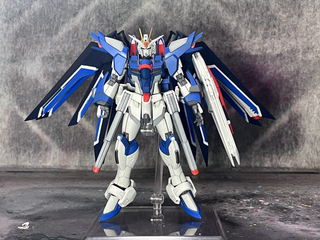 バックパックの赤部分がシールになっていたのでこちらは塗り分けてます。膝のダクトの内側が見えにくいですが赤の塗り分けあるのでもちろんやりました。