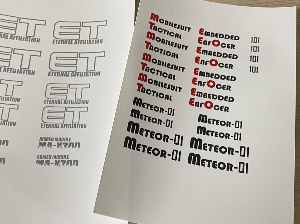 あとはデカール。本体付属のデカールをカラーコピーし一部使用しましたが、どうせならと完全自作で作りました。ただ、クリアの吹きが甘くて失敗が重なったため、残念ながらほぼお蔵入りです。また家中にありMGEXストフリやペーネロペーその他、SEED系のデカールを総動員してます。