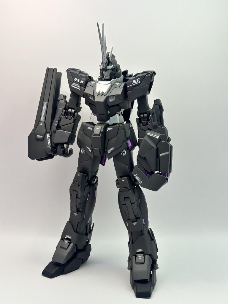 メインフレームはMrカラーのグラファイトブラック黒は黒サフ銀はガイアのシルバーですデカールはドライデカールは付属品を他はグッドマークというところのデカール使用まずはユニコーンモードから