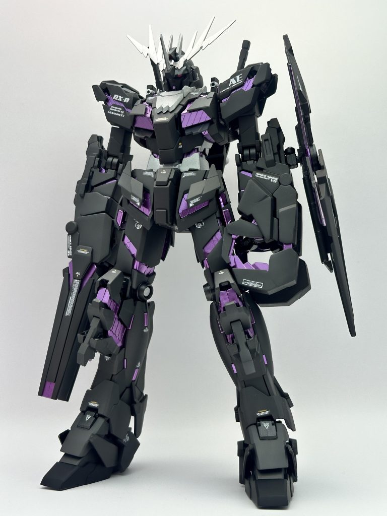 次はデストロイモードサイコフレームは皆緑や赤や黄色が多いのでやってる人があまりいない紫にしました。サイコフレームはABSのため一様プライマー吹いてから黒サフ→シルバー→Mrカラーのメタリックパープルを使用。