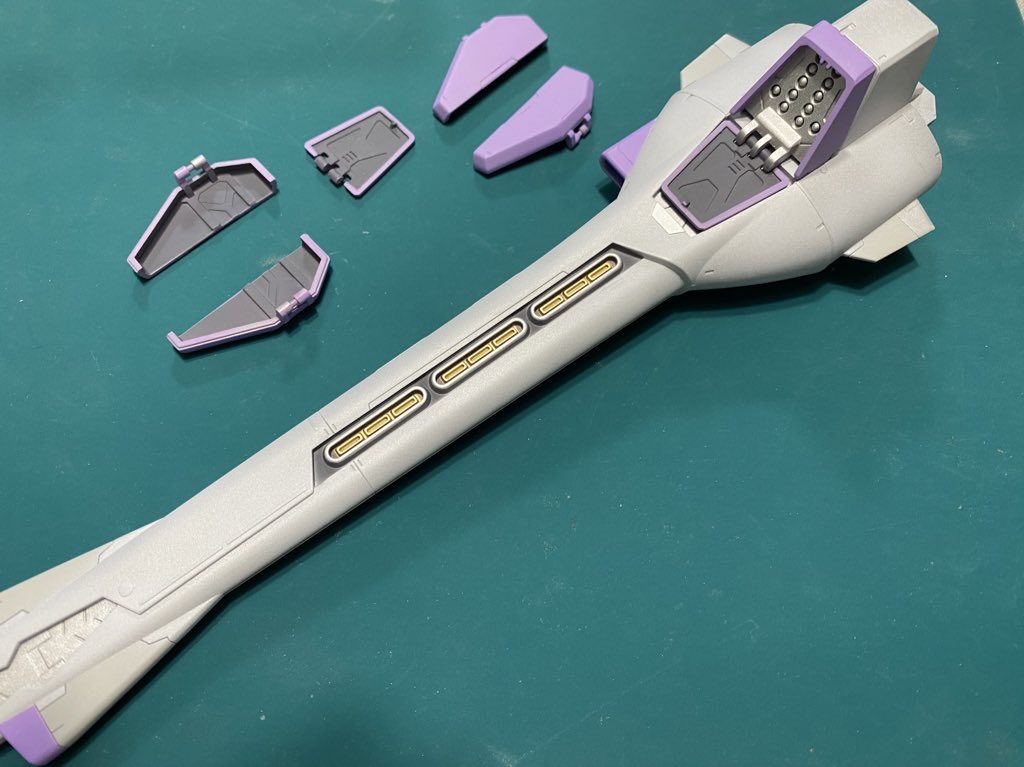 一番辛かった部分。シルバー吹いてマスキングし、エナメルグレーぬってからマスキングし、ホワイト吹いた後、エナメル溶剤でグレー剥がして完了です。パズルみたいでした。