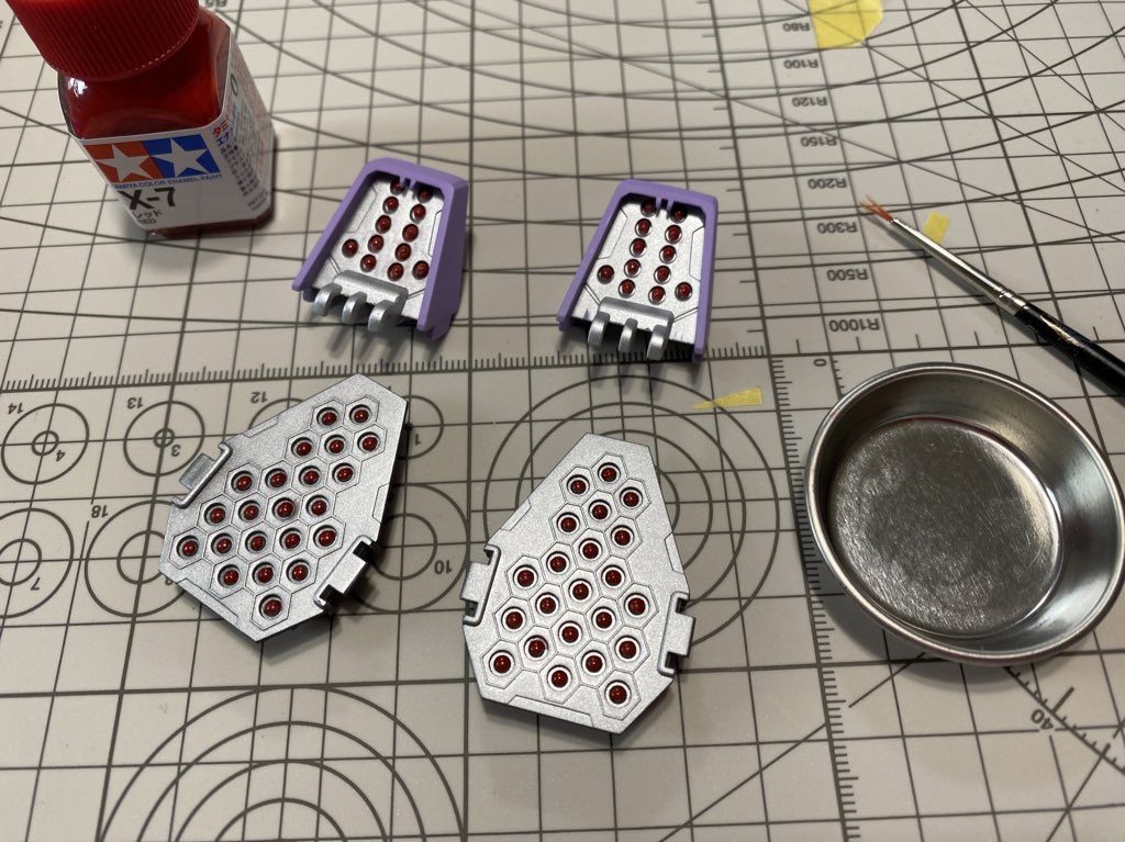 ミサイル系はラッカーのシルバーから、アクリルのレッドで筆塗りしました。はみ出たら消せば良いや。と塗ってましたがほぼはみ出ず拍子抜けでした。