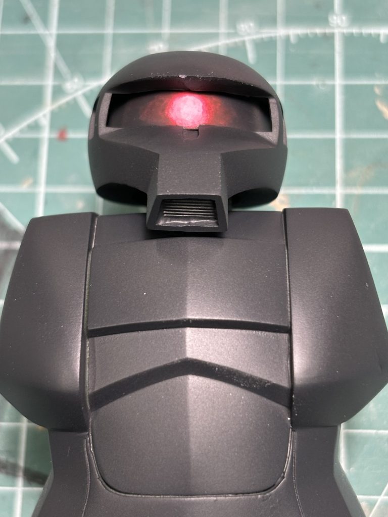 モノアイはアクリル絵の具の筆塗りで、グポーン!と光っている風の演出を試みました。