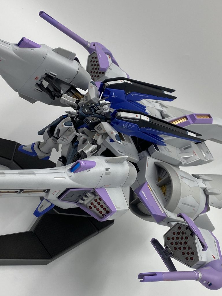 エンジンの巨大なフォンなどもクロームで塗り分けましたが、周りと同化してわからず、自己満足なだけになりました。