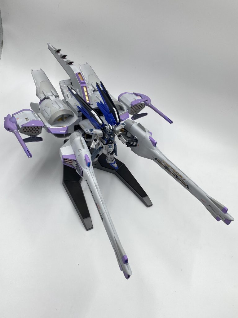 パープルも色調を変えた3色を塗り分けましたがほぼわかりません。本体はグレーをパネル毎に3色使い分けています。