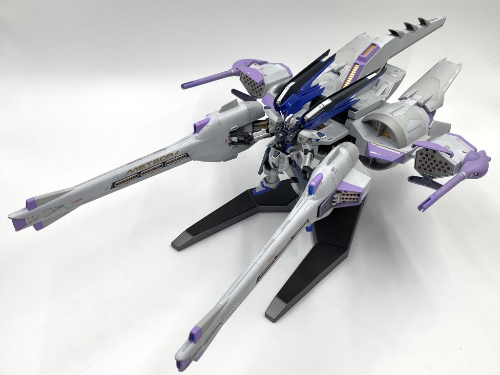 巨大な本体は撮影も難儀します。フリーダム本体に合わせてシルバー立ち上げの暗いホワイトで渋さを演出してます。