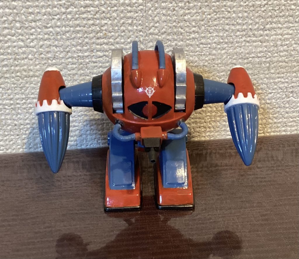 最初は足の付け根をボールジョイントにしようかと思っていましたが面倒臭くて無改造のままなので棒立ちが気になります