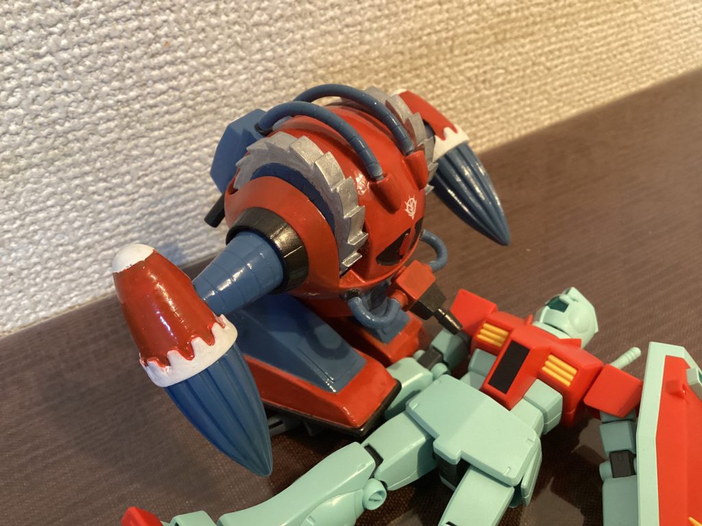 ジムのコックピットをレーザートーチで溶かそうとしているアッグ