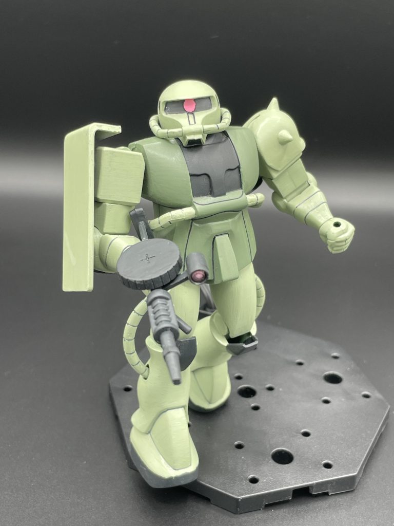 ザクマシンガン　弱そうｗ　こりゃガンダムに傷一つ付けられないのも納得です(笑)　しかし、劇中では地球連邦軍を震え上がらせた一つ目の巨人なんですよね。コイツの量産によって戦局が一変した、エポックメイキングな兵器です。