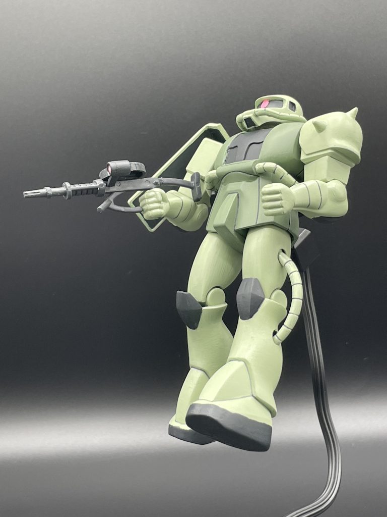 　はあぁ～。たまりません。この造形。私は量産機が大好きです。もちろん、ワンオフ機だって好きですけど、兵器というのは量産されてこそ力を発揮するものだと思います。現在、世界各国が自国防衛のために装備している兵器だって、すべて”量産機”です。　ガンダムは架空のお話であり、おもちゃのセールスが求められます。そのため、ガンダム1機で戦場がひっくり返るみたいな描写もありますが、現実はそうではないでしょう。　「戦いは数だよ、兄貴」といったドズルの名言や、「量産型」という概念を取り入れたことは、アニメであるガンダムに、リアルな戦争感・現実感を与えようと奮闘した富野由悠季監督の必死の叫びであるようにも思えます。「子供を騙すのに、“子供騙し”は通用しない」という富野監督の信条が、私は大好きです。　「量産型」という概念は、戦争における”破壊”だけを描くのではなく、“生産”の部分にもフォーカスをした素晴らしいアイデアだと思います。マチルダさんと岡田斗司夫先生が、そんなことを言っていたような気がします（うろ覚え）　我ながら、オタク特有の早口言葉が凄まじいですね。私は、現行の「ザク」のキットの中では、これが１番好きです。ジムはHGUCの方が好きなのですが、ザクはHGUCよりも旧キット派なんです。なんか不思議ですよね。同じ量産機なのに。　可動範囲も狭く、武器もマシンガンのみの為、写真がどれも似たような構図になってしまいました(笑)　そして、それを誤魔化すかのように、ベラベラと早口をまくし立てる始末ｗｗ　ここまで見て下さった方がいらっしゃるかは分かりませんが、最後までご覧いただき、ありがとうございました！