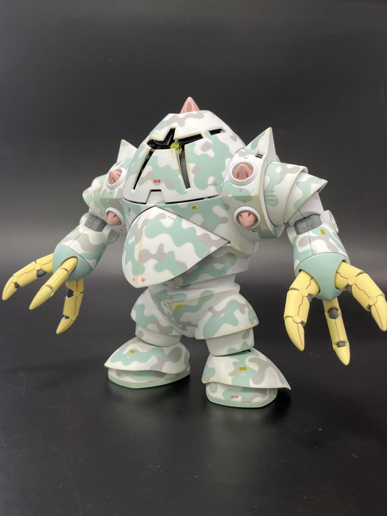 パーツがHGの割にかなり大きく、表面処理がそこそこかかりましたが、迷彩の似合う良い機体だなと思いました。本体部分のパーツの噛み合いが少し悪いところはありましたが、全体的には作りやすいキットですね。