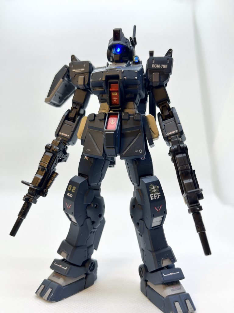 分かりづらいけど、目と肩が光ってます手には100mmマシンガンを2丁拳銃スタイルで腰にはマシンガンのスペアマガジンを装着(Ez8のパーツを流用)