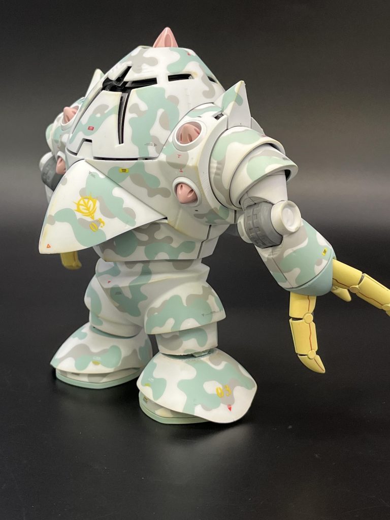 デカールは余り物のガンダムデカールのジオン系のものを適当に使用。HGなのにかなりデカいのであまり目立たないですね😅