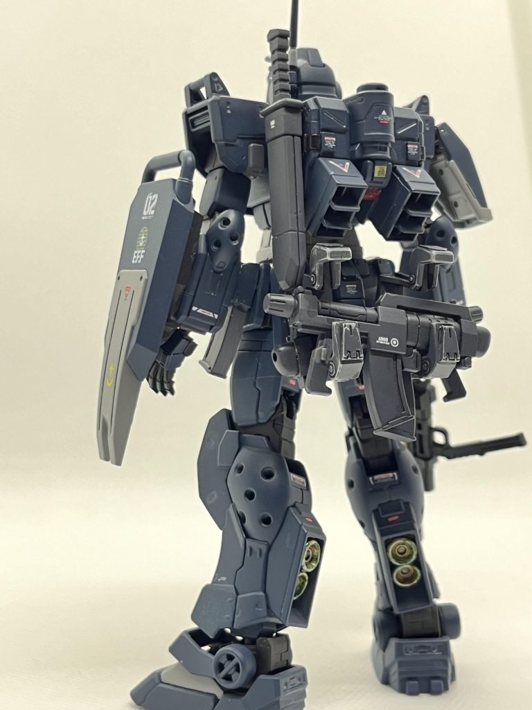 ウェポンラックにはビームスプレーガンもホールドできます左腕に陸戦型ジムの盾を流用して装着バックパックの下部にパトランプを追加。LED仕込んでるので光ます