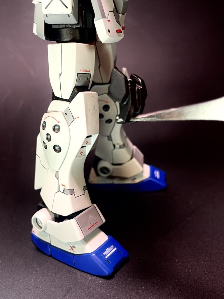 膝付きでライフルを構えさせたかったので太腿に5mmのスペーサーを噛ませてます追加でニーガードを作成しました。着脱はマグネットでできるようにしました