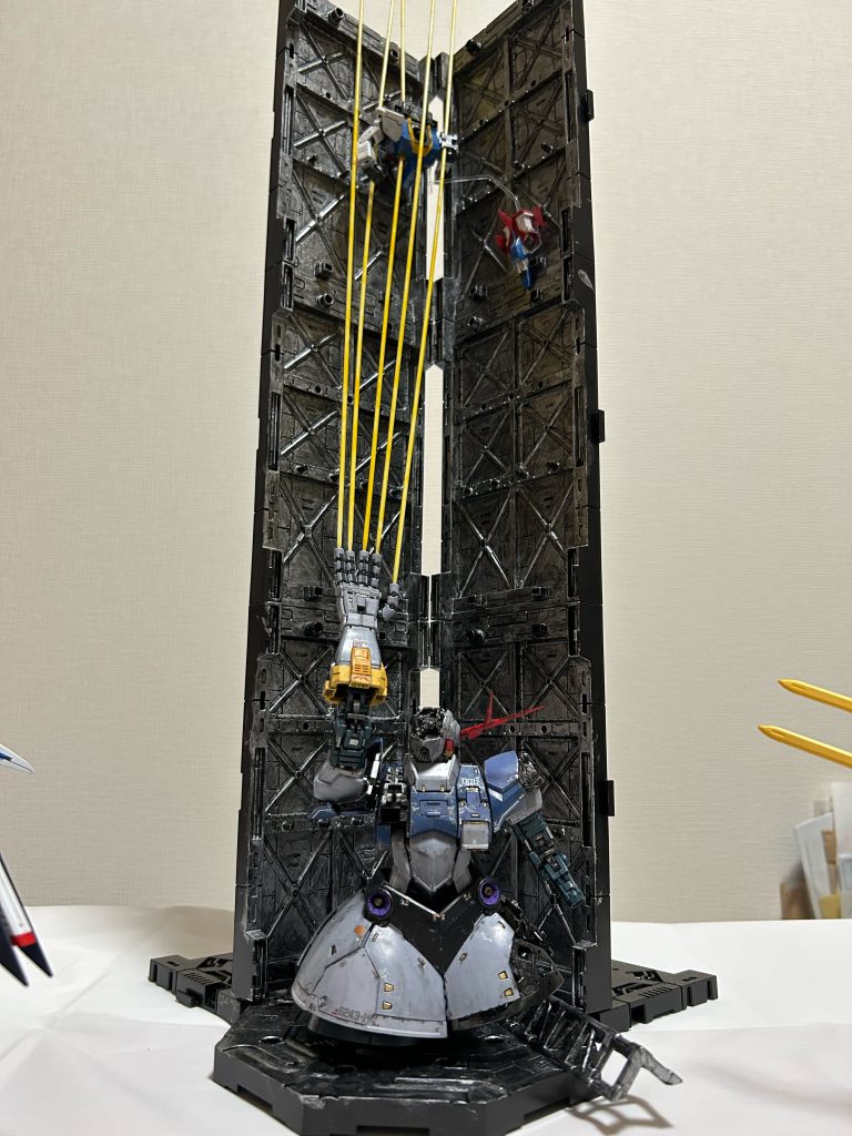 まぁせっかくジオングが素晴らしいキットなので頭だけでは勿体ないし装甲を外してウェザリングしただけです。