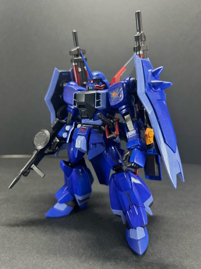 通常のザクからスラスターを増設した特別な脚部に変更。腰部スカートも変更され足の可動域を広く確保している。