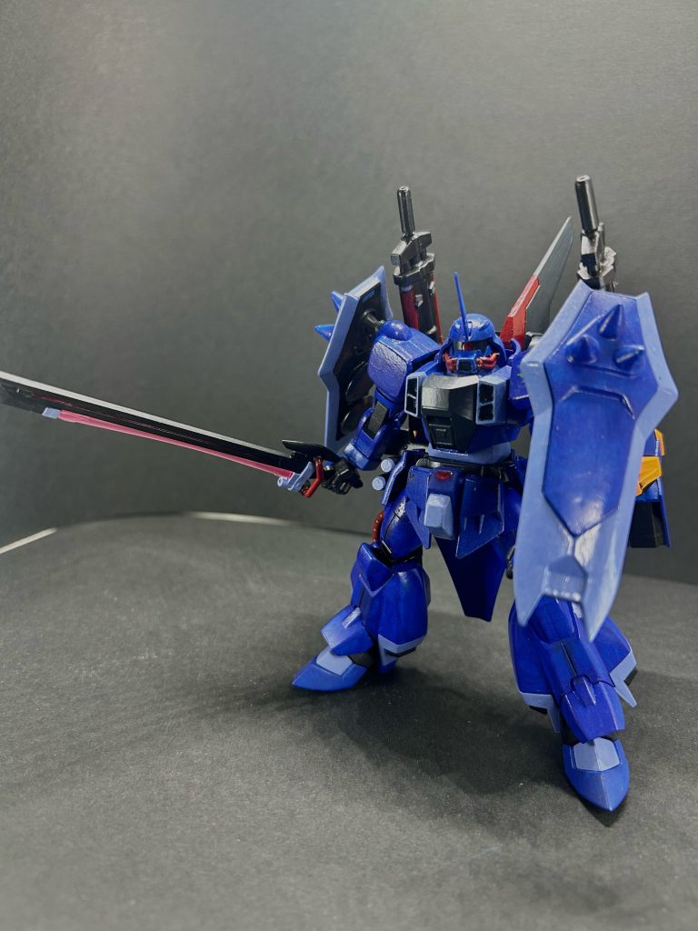 接近戦ではシールド内にビームホークはあるが、シグーの頃から愛用するビーム重斬刀を好んで使う。