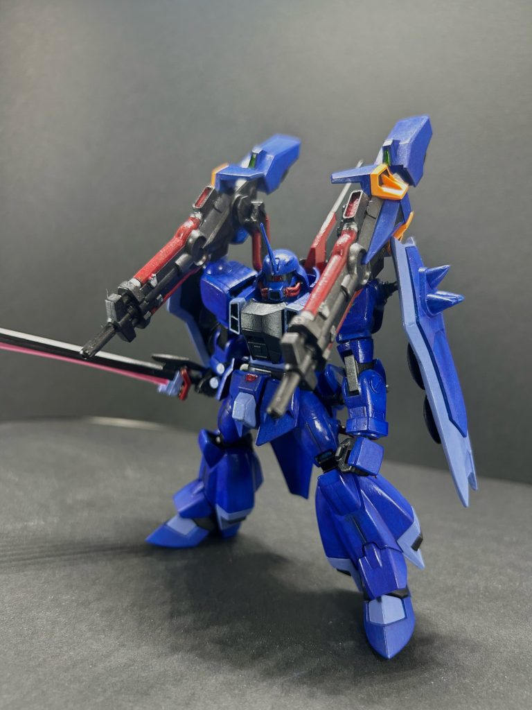 完成するまでスタンド用の穴がないことに気づかなかったので、ポージングがなかなか決まらない。