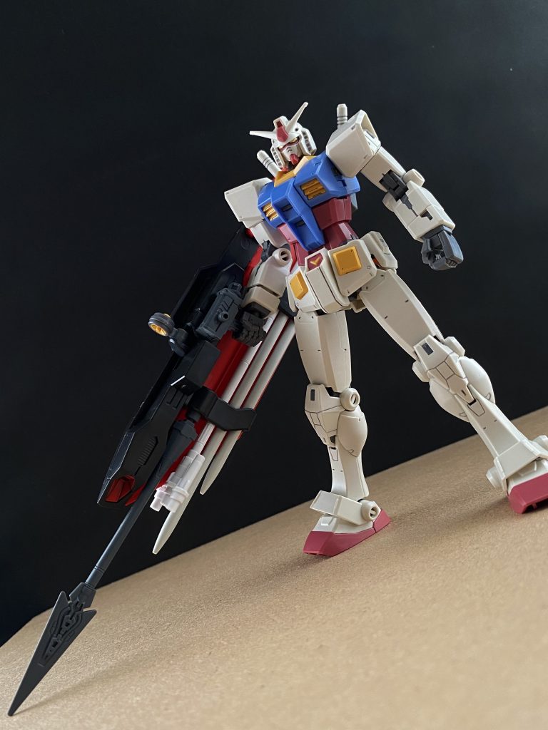 RX-78ガンダム　パイロットは、ジョナス･テイラー中尉。坊主頭に無精髭、いつも眉間に皺を寄せてシニカルな笑みを浮かべている。その振る舞いから、人を寄せ付けない雰囲気を感じさせるが、面倒見が良く、義理堅い人柄の為、彼を慕う者も多い。若い頃、軍に入る前は高飛び込みの選手だったようで、中年にも関わらず引き締まった逆三角形の上半身がそれを物語っている。スーツ姿が非常に似合い、眉間に皺を寄せ振り返るだけで絵になる男だ。余談ではあるが、地上の基地内に彼専用の車庫を有しており、その中には複数の高級スポーツカーが並んでいる。尚、吹き替え時のキャラクターボイスは、山路氏でお願いします。　特徴的な武装として目を引くのは、中尉が考案、開発した大型のビームライフルだ。シールドとしての役割も兼ねた複合兵装であると言えよう。水中でもビームを高出力で撃てるが、一定のチャージが必要であり、また、再発射する為の冷却に大量の水、つまり海水が必要となる為、実質、海中限定となっている。それを補う為に、「銛」状の武装。一際目を引く、ヒートモリを始めとして、二発の銛状のミサイル(海中で使用すると言う前提であるならば、魚雷と言ってもいいだろう)、三叉槍のようにビームを展開することが出来る、ビームトライデントが装着されている。この大型で重い複合兵装を、ジョナス･テイラー中尉は、時にボディボードのように、時にサーフボードのように使い、海中、海上を問わず、「ガンダム」を見事に乗りこなすのだ。