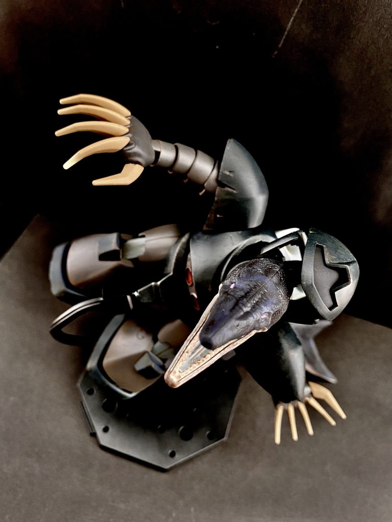 　蒼い。蒼い闇の中。何かを打つような音が聞こえる。暗い深海にぼんやりと葉巻き型のシルエットが浮かぶ。ユーコン級と呼ばれる潜水艦だ。　その巨体の腹の中、薄暗い、赤い光に満たされた空間で数人の男たちが、ディスプレイを見つめている。「‥距離、…3000、…2900」　発令所にソナーを担当する、まだ若い青年兵の低いがよくとおる声が響く。皆が見つめているディスプレイには、一つの光点が光る。「…副長、この海域で作戦行動中の我が軍の艦は…」「いえ…」　「…音紋照合っ、…MSM-03、友軍機？…我が軍のゴッグですっ」　艦長と副長の会話を遮るように、ソナーの青年兵は声をはる。その声と同時に光点は速度を上げ、ディスプレイの中心。この艦に向かい動きだす。「…っ、速度を上げましたっ。距離2500、…2000っ、速いっ、来ますっ」　一瞬にして、発令所の温度が下がる。にわかに慌ただしくなった中で、艦長は的確に指示をだしていく。「…1500っ、衝突コースっ」「回避だっ、ブローっ！」「…間に合いませんっ！1000、衝突まであと…」「総員っ、衝撃に備えろっ！」「衝突っ！…3、…2、…1っ」　衝撃。金属と金属がぶつかる音。衝撃。艦の耐圧殻が軋み、引き裂かれる音。まるで地響きのような揺れは、艦内に海水が侵入したことを彼らに教える。何度も起きる立っていられないほどの衝撃は、破壊と全ての終わりを彼らに知らせる。艦内の厚い壁を通して聞こえる水の音。　先程まで足首ほどだった水は、瞬く間に、膝、腰を超え、胸にまで達する。艦長の男は、認識票と共に下げられた家族の写真が入ったロケットを握ると静かに目を閉じる。妻と娘の顔を瞳の裏に写す彼が最後に聞いたのは、圧壊していく艦の音。自分の肺の中が海水で満たされていく音。…そして、なにか、生き物のような、…叫び声。　圧壊し、鉄の塊となったユーコン級。「だった」もの、沈んでいくそれの脇を悠々と泳ぎ去る影。それは、生き物のように泳ぐと、深い蒼い闇の奥へとその姿を消す。MSイグルー外伝　二顎、蒼き深海に光を見るのか