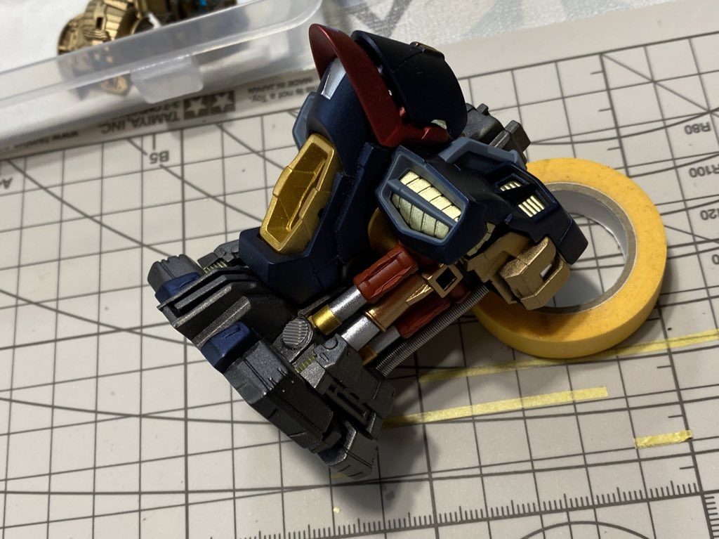 脇腹のシリンダーは差し色に赤をどうしても使いたかったので。