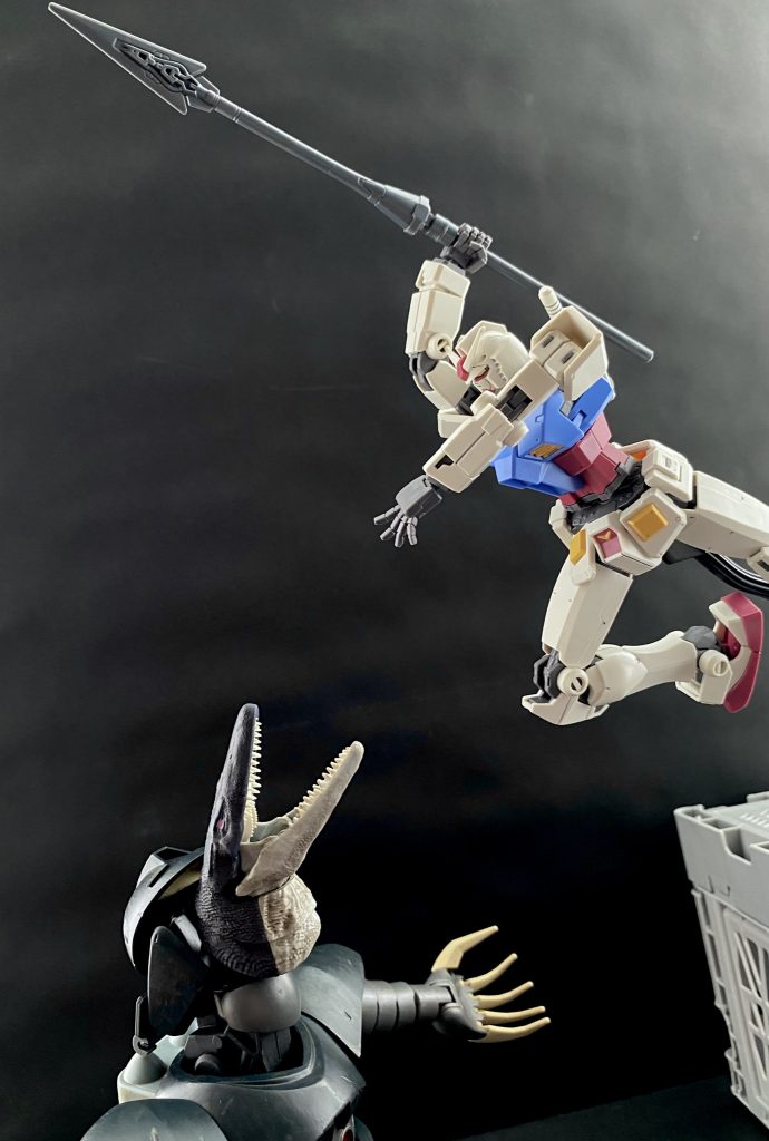 「喰らえっ！この野郎っ！」　ガンダムのコクピットの中でジョナス･テイラーは吠える。ドンピシャのタイミングで海面からその姿を現すワニ頭。いい仕事するじゃねぇか、サメ野郎！　大口を開け海上へと飛び出してくるワニ頭の口の中に「銛」、ヒートモリを突き立てると、ズブリと根元まで突き入れる。そのまま、各部で誘爆を引き起こすワニ頭と共に海中へと落ちていく。　動きを止め、力無く手足を広げ、暗い海底に沈んでいくワニ頭を見送るガンダム。コクピットに座るテイラーの前に巨大なサメが姿を現す。動こうとしない目の前の機体にテイラーは声をかける。「どうした？サメ野郎。やらないのか？」「…はは、機体がもう限界なんだ」　ノイズ混じりの返答が聞こえてくる。テイラーはレバーのスイッチを操作すると、ガンダムにビームサーベルを抜かせる。「…脱出しろ、上のプラントの連中に助けてもらえ。連中は中立だ。…海の男ってやつだな」　目の前の機体のコクピットハッチが開き、パイロットが海面に向け泳ぎ出すのを確認すると、外部マイクに切り替えて言う。海の水がこちらの声をパイロットに伝えてくれるだろう。「サメ野郎っ！…お前のことは気に入った！…だから、この海にはもう来るな！…次は落としちまうぞっ！」　そう言って、主のいなくなった巨大な「サメ」をビームサーベルで両断する。　シャークゴッグの爆発を確認すると、ガンダムはその機体をくるりと反転させ、やはり妙に人間っぽい動きで、美しいフォームのクロールで、その姿を海中に消して行った。