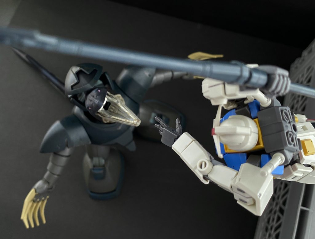 〜♪〜♪(MSテーマ曲)MSM-03S シャークゴッグ　過去に稼働試験中に暴走、そののち撃破されたXMSM-03Sを、主に暴走の原因となったOS関係の改修を中心に、正式採用に向け新たに組み上げられた。前回の試験時には無かった専用の装備、長距離航行用のユニットを装着しての試験中、謎のMSの襲撃を受け、テストパイロットを務めたヒデト･ワシヤ中尉の操縦の元、謎のMSと交戦。一時的に行方不明になるものの、戦闘海域にほど近い油田プラント群でパイロットであるヒデト･ワシヤ中尉を発見、保護。保護された中尉の話によると、謎のMSとの戦闘に現れたRX-78ガンダムと交戦、一時、三つ巴の形になるものの、ガンダムが謎のMSを撃破。その後、シャークゴッグもまたガンダムに撃破されるものの、機体及び一部の戦闘データを回収し、脱出。近くの油田プラントに救出された。中尉の持ち帰ったデータは、脱出の際、海水に一部浸かっており、破損したデータも多かったが、この機体の量産化を検討するに当り非常に有効的な物であると思われる。機体こそ失ったものの、我々としては優秀なパイロットを失わなかったことが一番の結果だと断言できるだろう。第603技術試験隊技術中尉オリヴァー･マイ　　　　　　　　　　　　　　　　　記す　前回、私はこの機体に対し、本当にMSでいいのか。という懸念を持った。今回、改めてこの機体に接した訳だが、やはり、これちょっと生き物なのでは。という、思いが大きくなるばかりだったように思える。謎のMSについてもそれと同じ思いだ。しかし、気になるのは、何故、私以外の皆は、誰もこれらの機体が生き物のようだと、言及しないのだろうか。