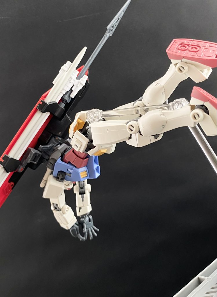 「さすがテイラー中尉だ。見事な飛び込みだな、完璧な入水角度、飛沫も少ない」　甲板でMSの出撃を見ていた兵やメカニック達が口々に言う。ジムが棒立ちのまま足首から海中に入っていくのに対し、テイラー中尉のガンダムは、妙に生々しいほど「人」のように動き、見事なフォームで海中へと飛び込む。〜10分前〜「艦長、ジョナス･テイラーだ。入るぞ」「遅いぞ、テイラー。…たまには艦内放送の届く範囲にいろ」　そう言うと、艦長と呼ばれた男は、ジムのパイロットらが座っている椅子の空いている所をアゴで指す。「見てくれ、数十分前からのソナーの画像だ」　テイラー中尉が椅子に座るのを確認すると、スクリーンに数枚の画像を表示させる。そこには大きな影が一つと、小さな影が二つ。「現在、この海域に展開している連邦軍の部隊は無い。音紋照合の結果、この大きな影はおそらくジオンのユーコン級。何故こんな所にいるのかはわからない。問題はこちらの小さい影二つ。MSと思われるこれらは、近付いたり離れたりを繰り返しながら東の方向へ向かっている」「…自分達から離れて行っているので、構わないのでは」　艦長の説明を開いていたジムのパイロットの一人が言う。確かに二機のMSと思わしき影が向かう方向には何も無い。この画面上の地図には。艦長は手元のパネルでスクリーン画像に情報を追加していく。　新たに地図に表示されたものを見てその場にいた皆に動揺がはしる。「…二機のMSが進む先、そこには大規模な海上油田プラント群がある。あのMSの目的が何なのかは分からない。が、プラント群に何かあった場合、地球に住む人々のエネルギー問題に不具合が出るのは明白だ。そして環境問題もあるだろう」　この海を守る者として調査するに越したことはないだろう。そう言って艦長は指示を出し始める。「MS隊は全機出撃、ただし、行くのはテイラー中尉だけだ。ジム隊は艦の周りに広く展開、何かあった場合直ぐに動けるように戦闘配備。テイラー中尉は、単独でまずは偵察だ。中尉とガンダムなら推進機を使わずに長距離航行が可能だからな」「ジョナス･テイラー！ガンダム、出るぞ！」　甲板の端に立つガンダムは、屈伸するように両手の指先を爪先に付けると、しなやかにジャンプ。飛沫も最小限に海中に姿を消す、そのままガンダムは美しいフォームのクロールで水平線の向こうにその姿を消して行った。　