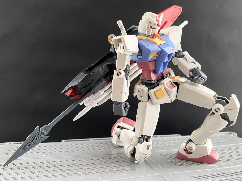 　青く抜ける空の下、どこまでも広い大海原の中。一隻の空母がポツリと浮いている。その周りに護衛艦などの姿は無い。本当にただ一隻の空母が浮いているのだ。よく見れば、その空母の上には数人の人が乗っているのが見える。いや、あれは人ではない。あの空母がミニチュアでもない限り、人というには大きすぎる。　その艦は、地球連邦軍のMS空母。周りに護衛艦がいないのは、甲板上に艦橋を玉座のように見立て頭を垂れ傅くMSがその役目を担っているからだ。分類上水中用ジムと呼ばれる機体の中、目を引く白亜の機体がある。RX-78ガンダム。その背には巨大な「銛」のような物を背負っている。さらによく見ると、その白亜の機体の足元に人の姿。今度は本当に人、人間だ。　男は、腕を組み、海を、広い大海原を見ている。そんな男の背に駆け寄ってくる者がいる。その者は…、まだ若い、幼なさを感じさせる顔つきの青年、そばかすだらけの顔がそう感じさせるのだろう。服装は、油汚れだらけのツナギ。そのメカニックの青年は、腕組みをし、海を見据えている坊主頭の男の横に立つと、ピシリと敬礼をする。「テイラー中尉っ！艦長がお呼びですっ！」　そう言って、緊張の為か背を伸ばす。「…ん、なんだ、また出撃か？」(CV.山路氏)　男は眉間に皺を寄せ振り向くと、緊張に身を硬くする青年を睨みつける。…が、ニカリと口の端を上げると、青年の肩をバシバシと親しげに叩く。「すまないな、こんな所にまで呼びに来させちまって、…まだ整備の途中だっただろう」(CVは山路氏で)　そう言って、背中越しにヒラヒラと手を振ると艦橋の方向へ歩き出す。しかし、途中で足を止めくるりと振り向くと、緊張のほぐれた様子の青年に言う。「ああ、そうだ。左膝のアクチュエーターの調子が悪い。ちょっと見てやってくれ。…頼んだぜ」(くどいようだがCVは山路氏！)